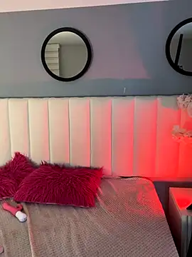 Snapshot of Mila_Hank_ chatting on 11.30.25 Mila Hank online show from 11.30.25