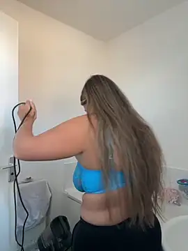 Snapshot of Goldiebaby chatting on 11.20.25 Goldiebaby online show from 11.20.25