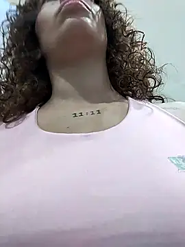 Snapshot of roxyrougee chatting on 11.11.25 roxyrougee online show from 11.11.25