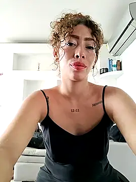 Snapshot of roxyrougee chatting on 11.20.25 roxyrougee online show from 11.20.25