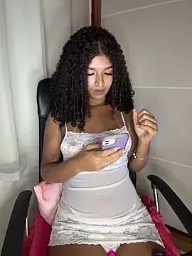 Snapshot of larajuli chatting on 05.17.26 larajuli online show from 05.17.26