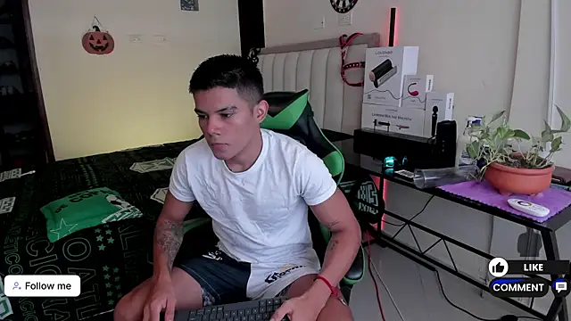 Snapshot of Jack_castell chatting on 10.02.25 Jack castell online show from 10.02.25