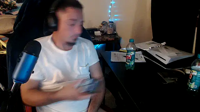 Snapshot of YoBlezz chatting on 10.03.25 YoBlezz online show from 10.03.25