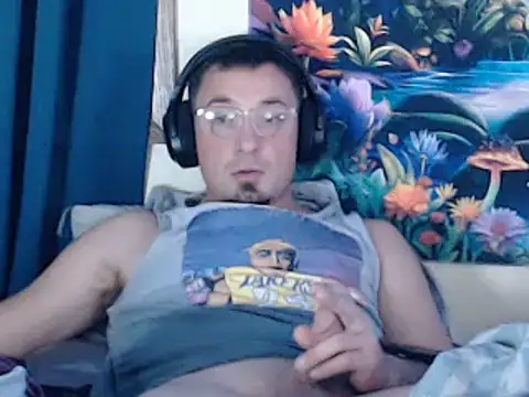 Snapshot of YoBlezz chatting on 11.13.25 YoBlezz online show from 11.13.25