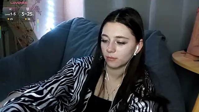 Snapshot of Sophiecuttie chatting on 10.24.25 Sophiecuttie online show from 10.24.25