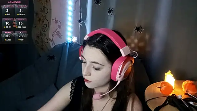 Snapshot of Sophiecuttie chatting on 10.31.25 Sophiecuttie online show from 10.31.25