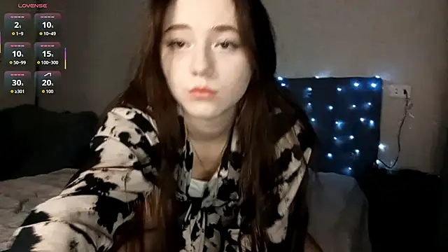 Snapshot of Sophiecuttie chatting on 12.04.25 Sophiecuttie online show from 12.04.25