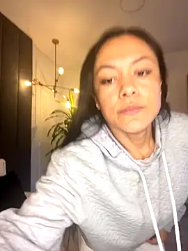 TiffanyyLam online show from 11.08.25