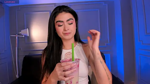 LucyWeiss  online show from 11.05.25