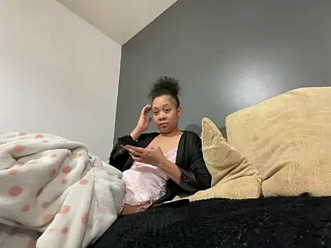 Snapshot of MILF_Stephanie chatting on 12.17.25 MILF Stephanie online show from 12.17.25