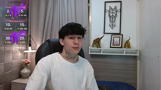 Snapshot of Iantwink18 chatting on 10.28.25 Iantwink18 online show from 10.28.25