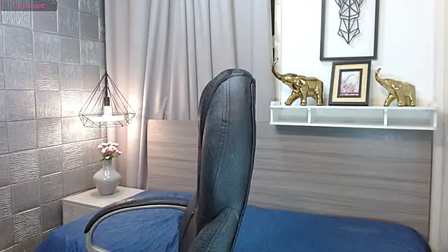 Snapshot of Iantwink18 chatting on 10.30.25 Iantwink18 online show from 10.30.25