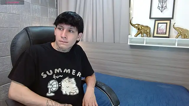 Snapshot of Iantwink18 chatting on 11.01.25 Iantwink18 online show from 11.01.25