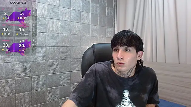 Snapshot of Iantwink18 chatting on 11.05.25 Iantwink18 online show from 11.05.25