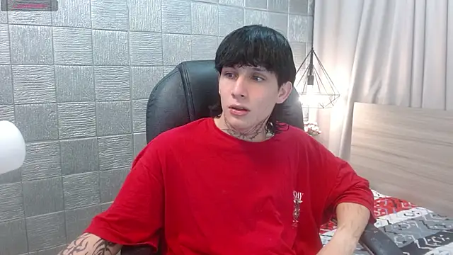 Snapshot of Iantwink18 chatting on 11.24.25 Iantwink18 online show from 11.24.25