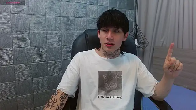 Snapshot of Iantwink18 chatting on 11.29.25 Iantwink18 online show from 11.29.25