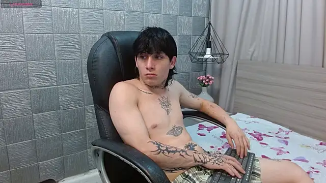 Snapshot of Iantwink18 chatting on 12.02.25 Iantwink18 online show from 12.02.25