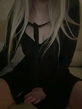 Snapshot of Nikihot__ chatting on 12.19.25 Nikihot online show from 12.19.25