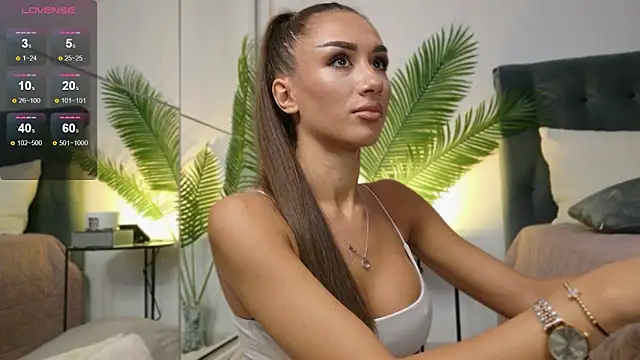 JuliaQuin online show from 10.06.25