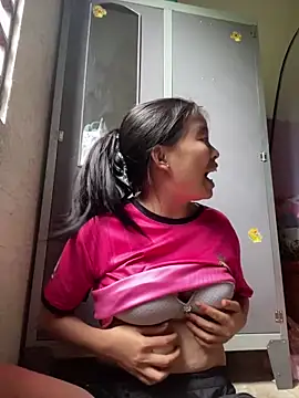 Snapshot of viluna chatting on 10.31.25 viluna online show from 10.31.25