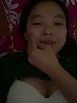 Snapshot of viluna chatting on 12.16.25 viluna online show from 12.16.25