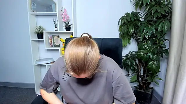 DanielleCox online show from 10.23.25