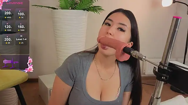 Snapshot of HellyPolly chatting on 10.04.25 HellyPolly online show from 10.04.25