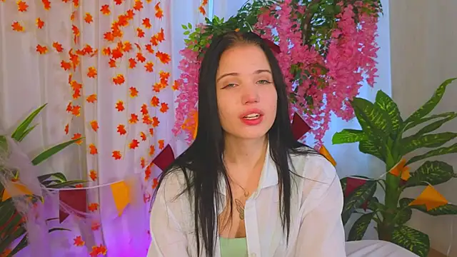 Snapshot of LauraHale chatting on 11.10.25 LauraHale online show from 11.10.25