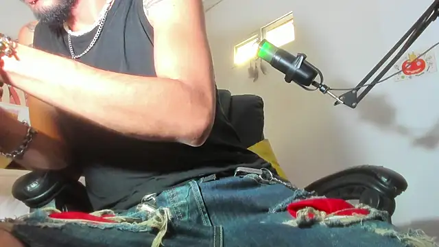 Snapshot of LovexJuxn_ chatting on 11.11.25 LovexJuxn online show from 11.11.25