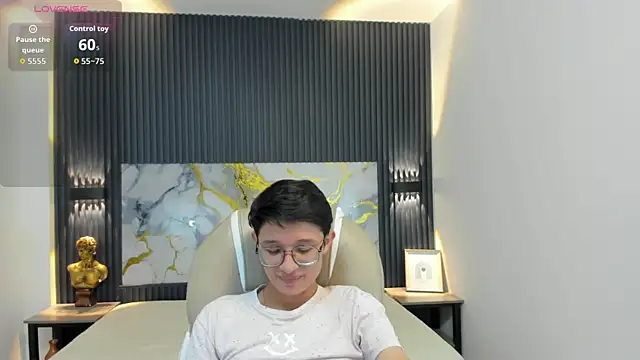 SantiagoRusso18 online show from 10.17.25