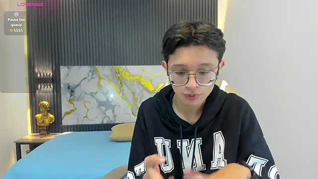 SantiagoRusso18 online show from 10.22.25