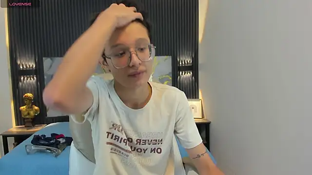 SantiagoRusso18 online show from 10.30.25