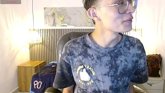 SantiagoRusso18 online show from 02.04.26