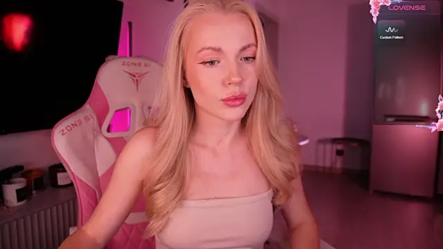 Snapshot of baby_bon chatting on 09.29.25 baby bon online show from 09.29.25