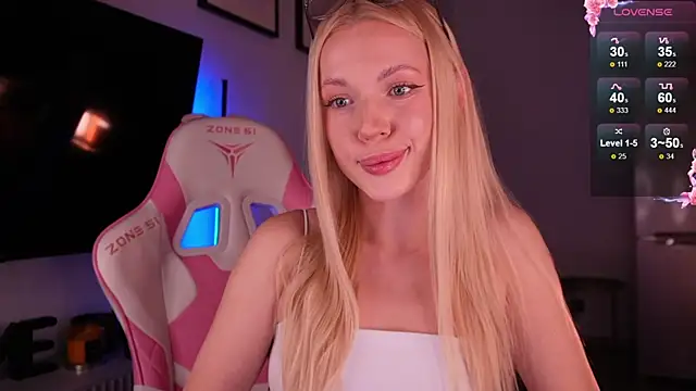 Snapshot of baby_bon chatting on 11.17.25 baby bon online show from 11.17.25