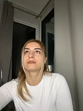 Ella Vee online show from 10.08.25