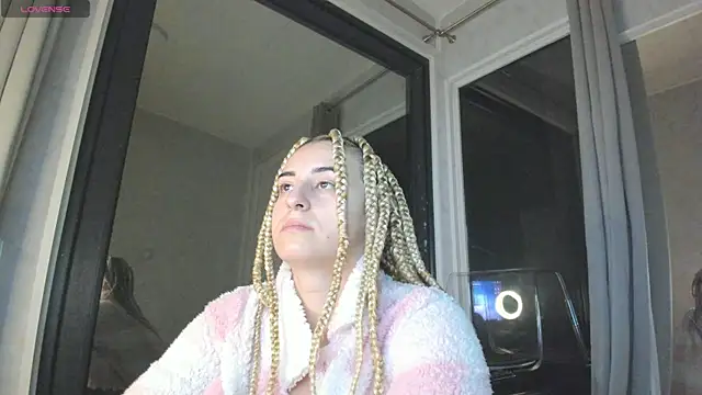 Ella Vee online show from 10.22.25