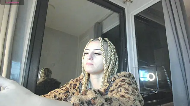 Ella Vee online show from 10.26.25