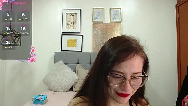 Snapshot of _naomi_s chatting on 05.19.26 naomi s online show from 05.19.26
