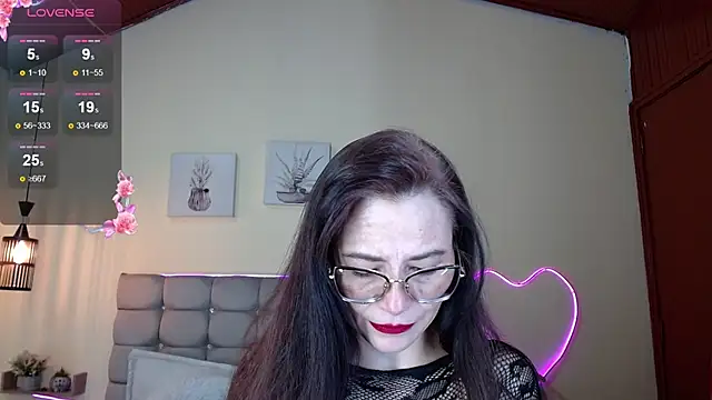 Snapshot of _naomi_s chatting on 06.23.26 naomi s online show from 06.23.26