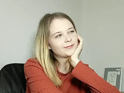 Snapshot of LydiaYoung chatting on 09.29.25 LydiaYoung online show from 09.29.25