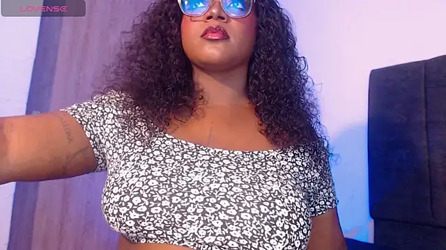 Mimi Gil online show from 12.22.25