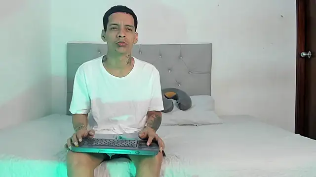 Snapshot of twinkDuohot chatting on 12.18.25 twinkDuohot online show from 12.18.25