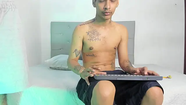 Snapshot of twinkDuohot chatting on 12.18.25 twinkDuohot online show from 12.18.25