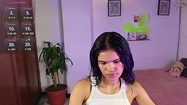 Snapshot of emycarver09 chatting on 11.02.25 emycarver09 online show from 11.02.25