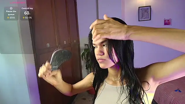 Snapshot of emycarver09 chatting on 11.03.25 emycarver09 online show from 11.03.25