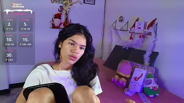 Snapshot of emycarver09 chatting on 11.08.25 emycarver09 online show from 11.08.25