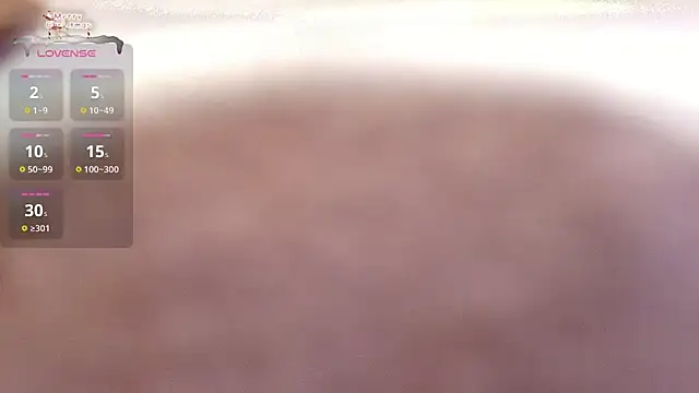 Snapshot of emycarver09 chatting on 11.10.25 emycarver09 online show from 11.10.25