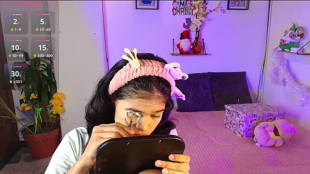 Snapshot of emycarver09 chatting on 11.28.25 emycarver09 online show from 11.28.25