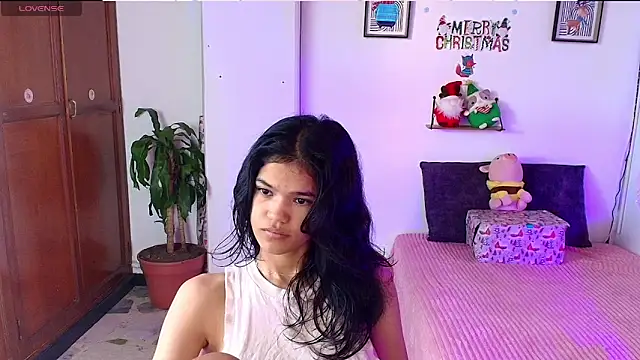 Snapshot of emycarver09 chatting on 12.14.25 emycarver09 online show from 12.14.25